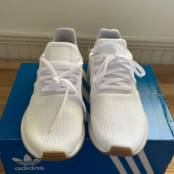 Adidas Swift Run US 8.5 - Picture 2 of 5